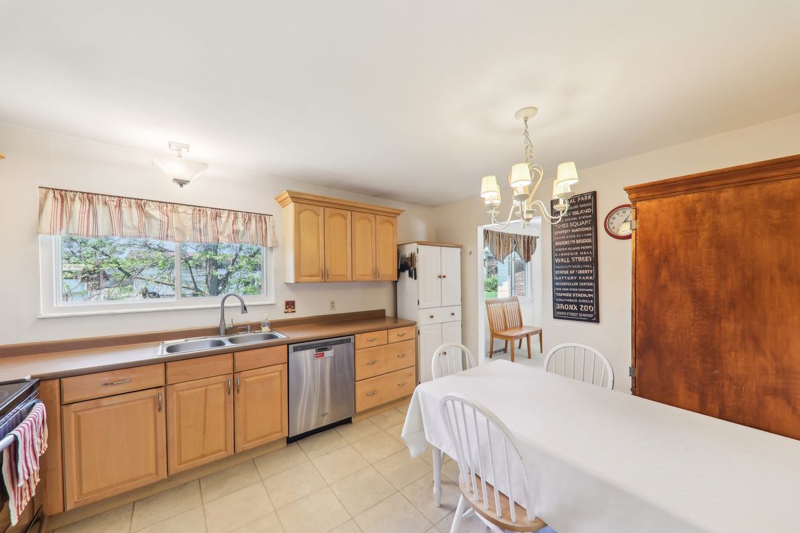 9859 Hedgebrook Ln-2204-021.jpg