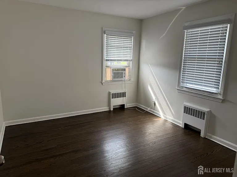 2729 Woodbridge Ave — Photo 6
