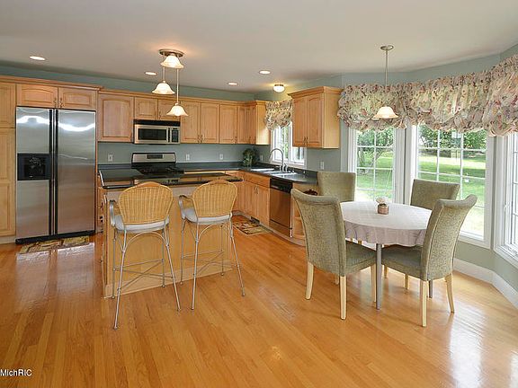 5th image of 56084 Fairway Dr