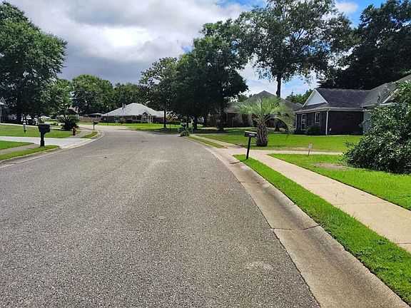 Exterior Neighborhood (street photo)