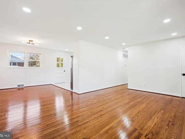 5201 Montgomery St — Photo 8