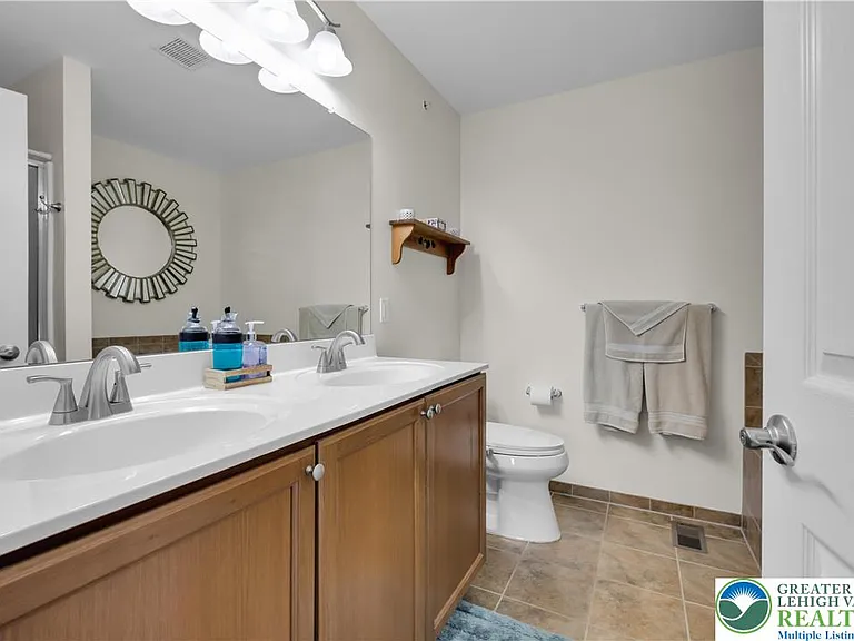 991 King Way — Photo 34