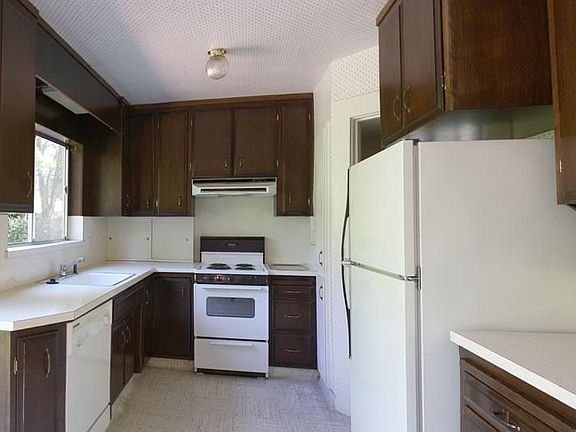 2nd image of 131 Kellogg Ave