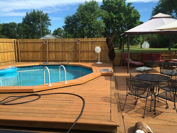 18' Pool w/ Privacy Fence