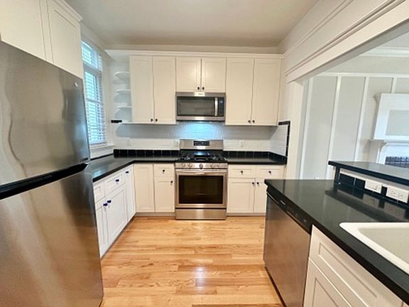 2nd image of 430 Presidio Ave