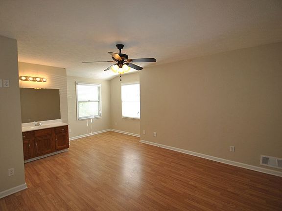 3rd image of 3430 Underwood Ct SE