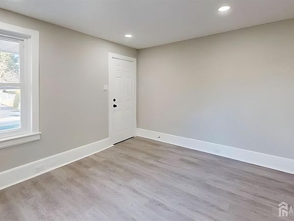 4th image of 153 Knapp Ave