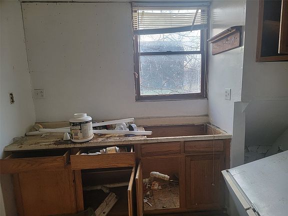 4th image of 38/40/42 Columbus Park E
