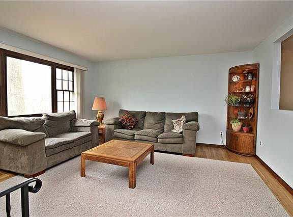 4th image of 573 W Brook Dr