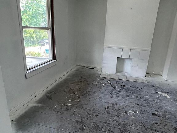 5th image of 1107 Stanley Ave