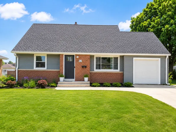 W158N9026 Charles Dr, Menomonee Falls, WI 53051