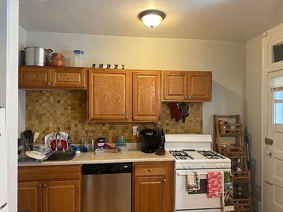 2nd image of 1904 W Argyle St #1E