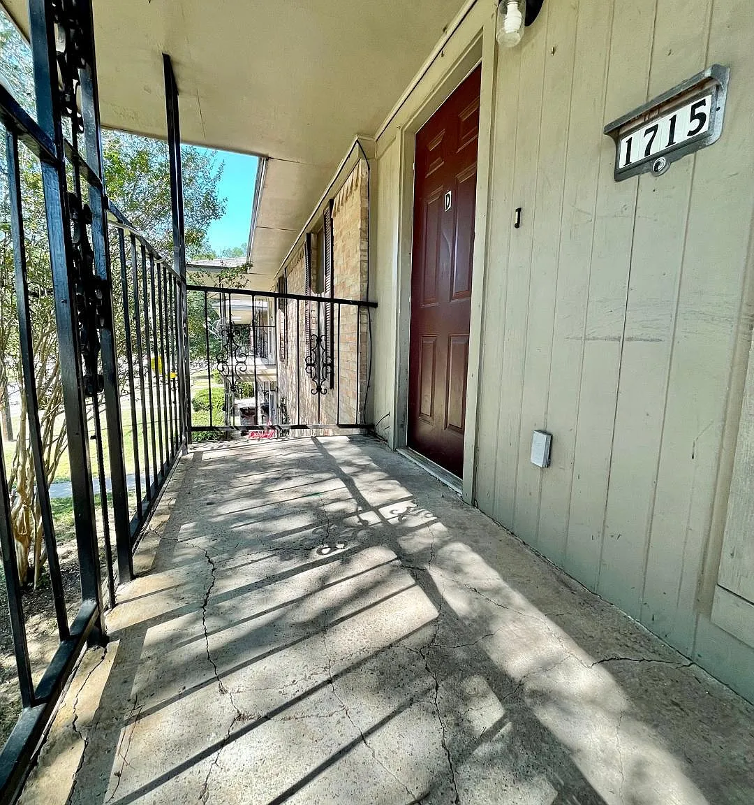 2 bed, 1018 sqft, $900 — Photo 2