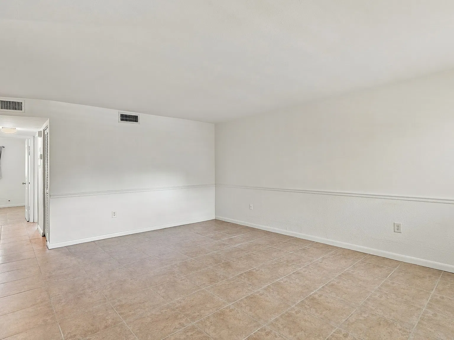 4290 Gulfstream Dr — Photo 2