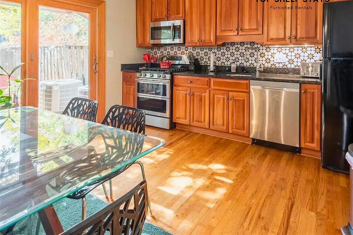 4 bed, 2.5 bath, 2024 sqft, $6,000 — Photo 2