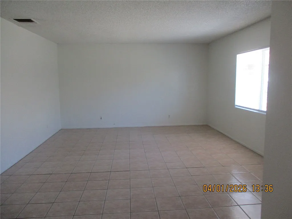 2 bed, 2.0 bath, 940 sqft, $945 — Photo 2