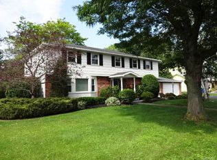 18 Barberry Ln, Williamsville, NY 14221