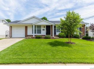 907 Shamrock Dr, Hazelwood, MO 63042