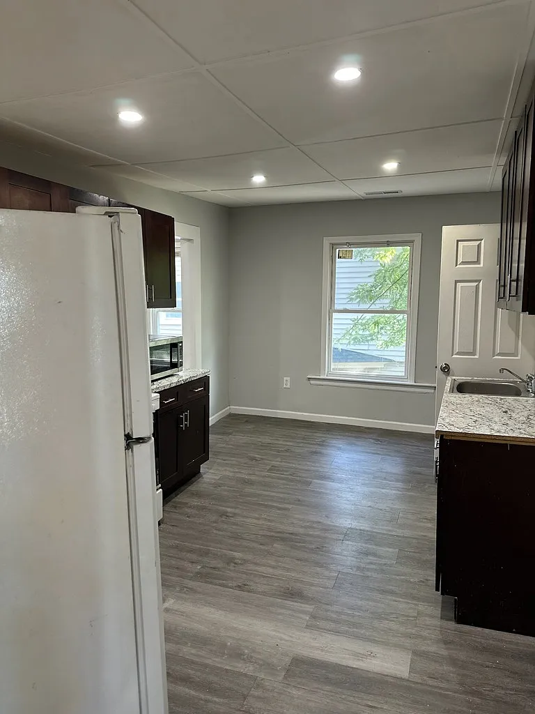 4-Bedroom Apartment with In-Unit Laundry in Waterbury — Photo 2