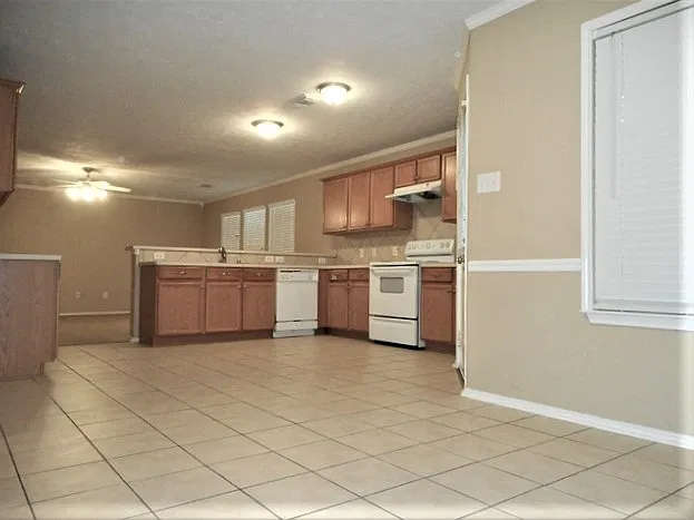 4 bed, 2.5 bath, 2208 sqft, $2,215 — Photo 3