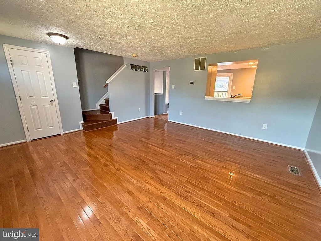 3 bed, 2.0 bath, 1560 sqft, $2,300 — Photo 3