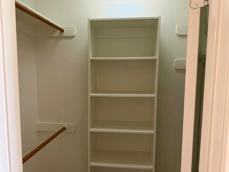 10727 Gilford Crest Dr — Photo 16