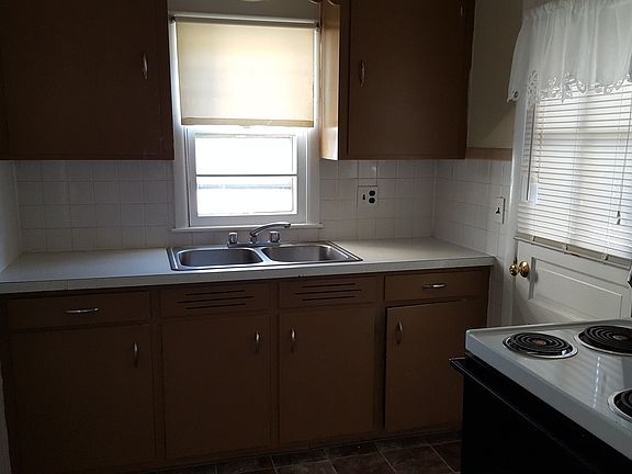 From the 2nd entrance you enter into the kitchen.