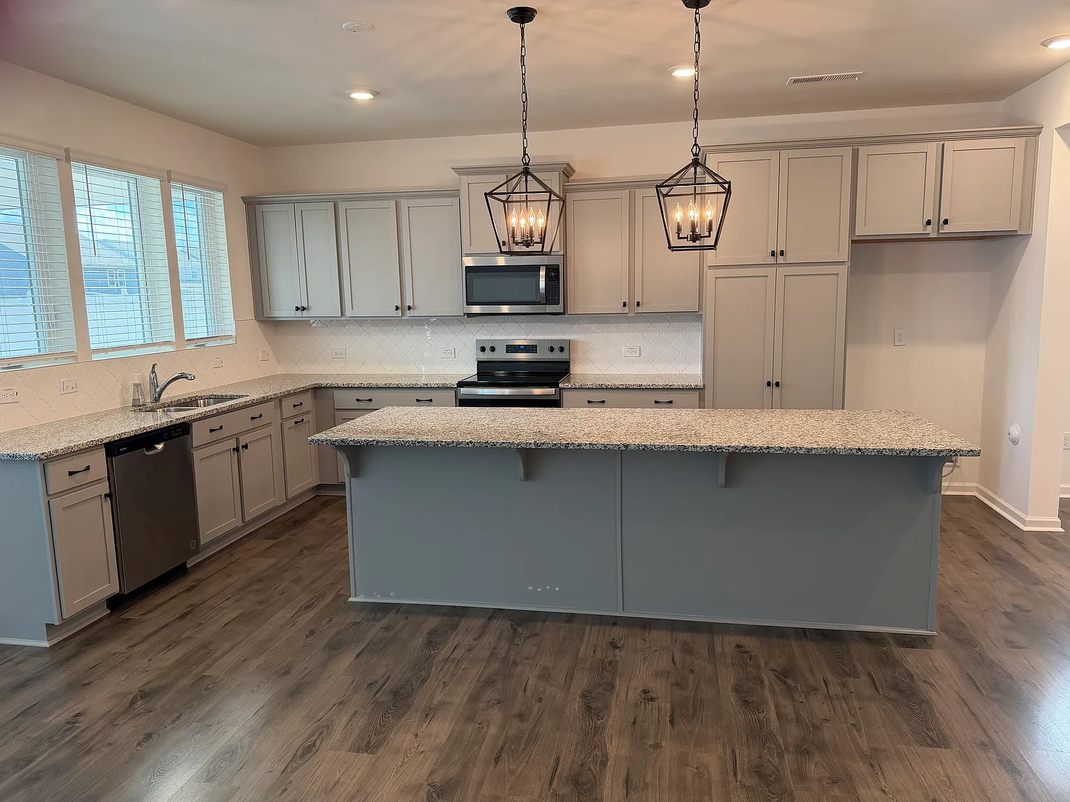 5 bed, 3036 sqft, $2,700 — Photo 2