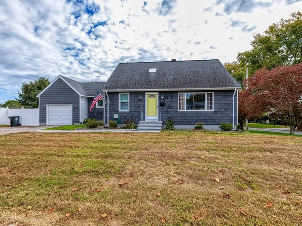 490 Gardners Neck Rd, Swansea, MA 02777
