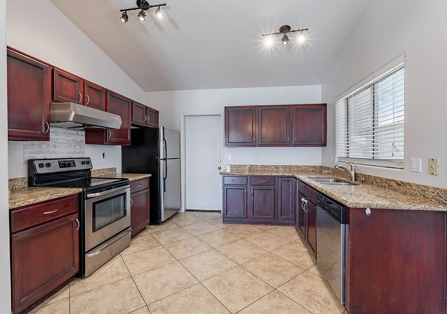 North West Chandler Home with a Pool — Photo 4