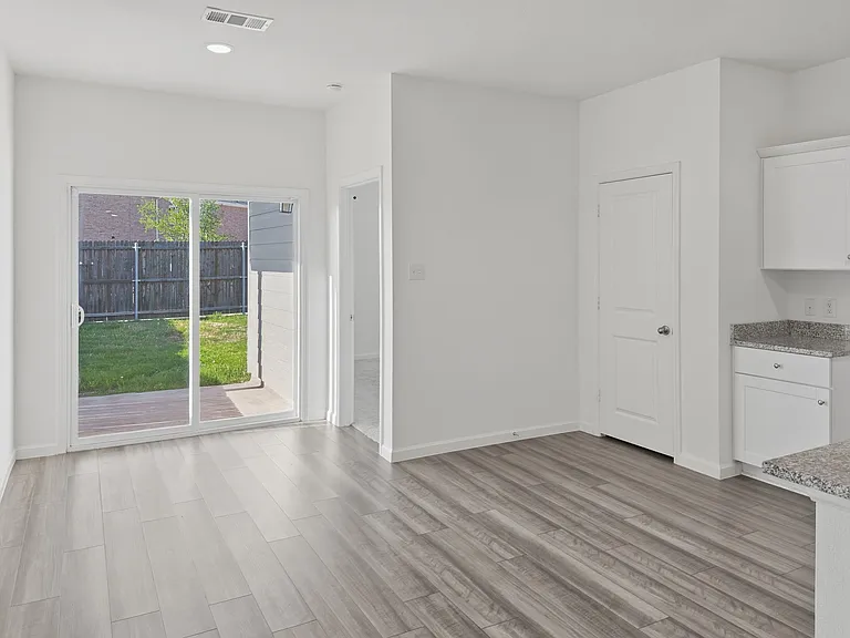 410 Forest St — Photo 14