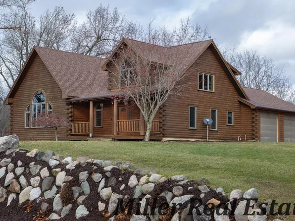 1562 Iroquois Trl, Hastings, MI 49058