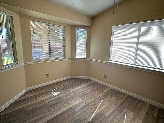 3rd image of 5560 N Ellendale Ave