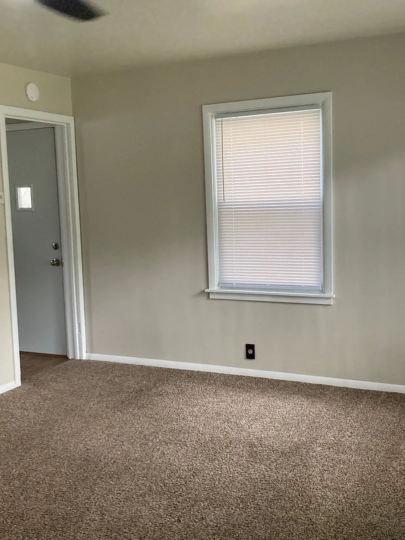 Beatiful 2 Bedroom Home with Garage and Fenced Yar — Photo 3