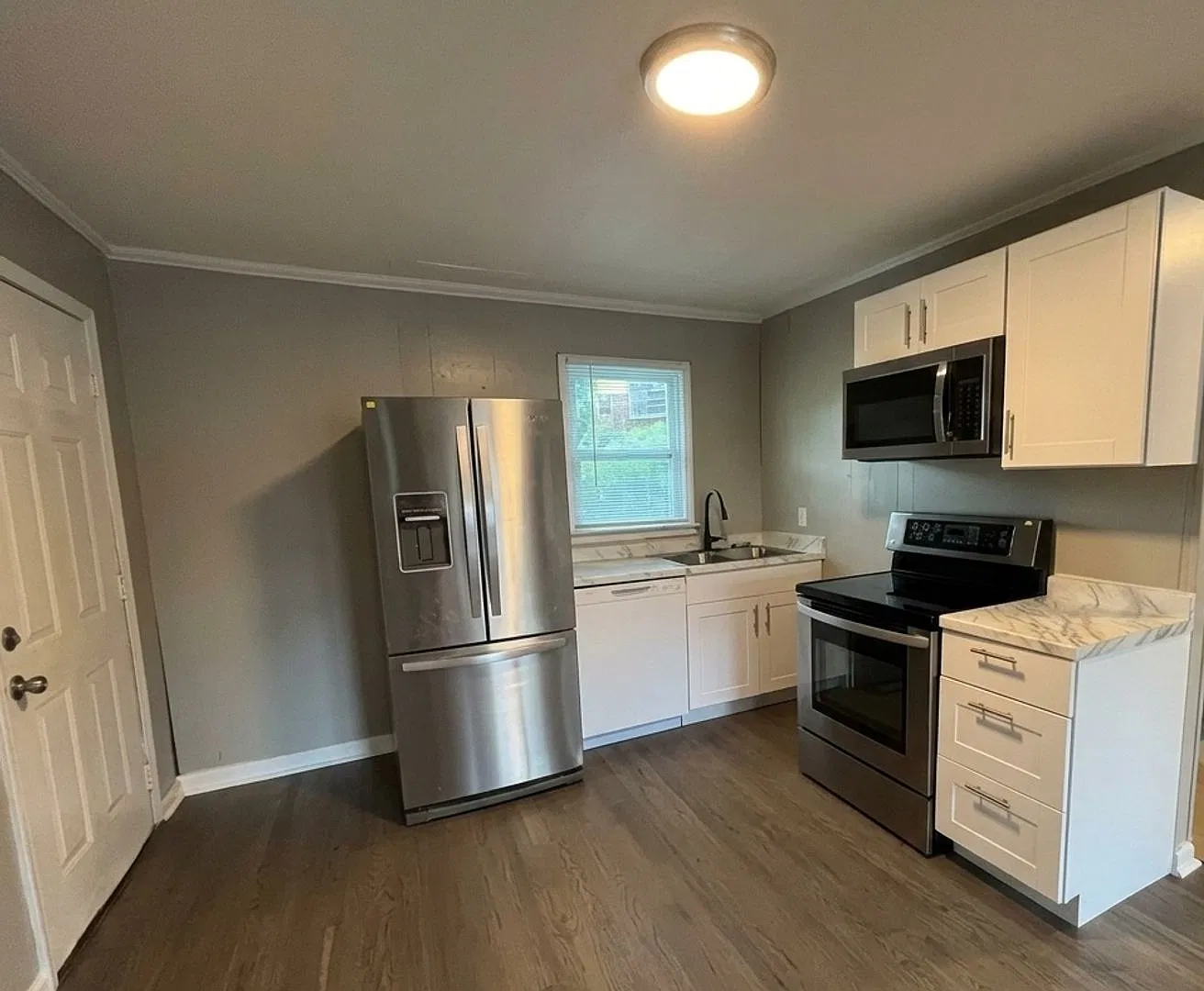 Spacious 2/1 House! Available For Immediate Move In. — Photo 3