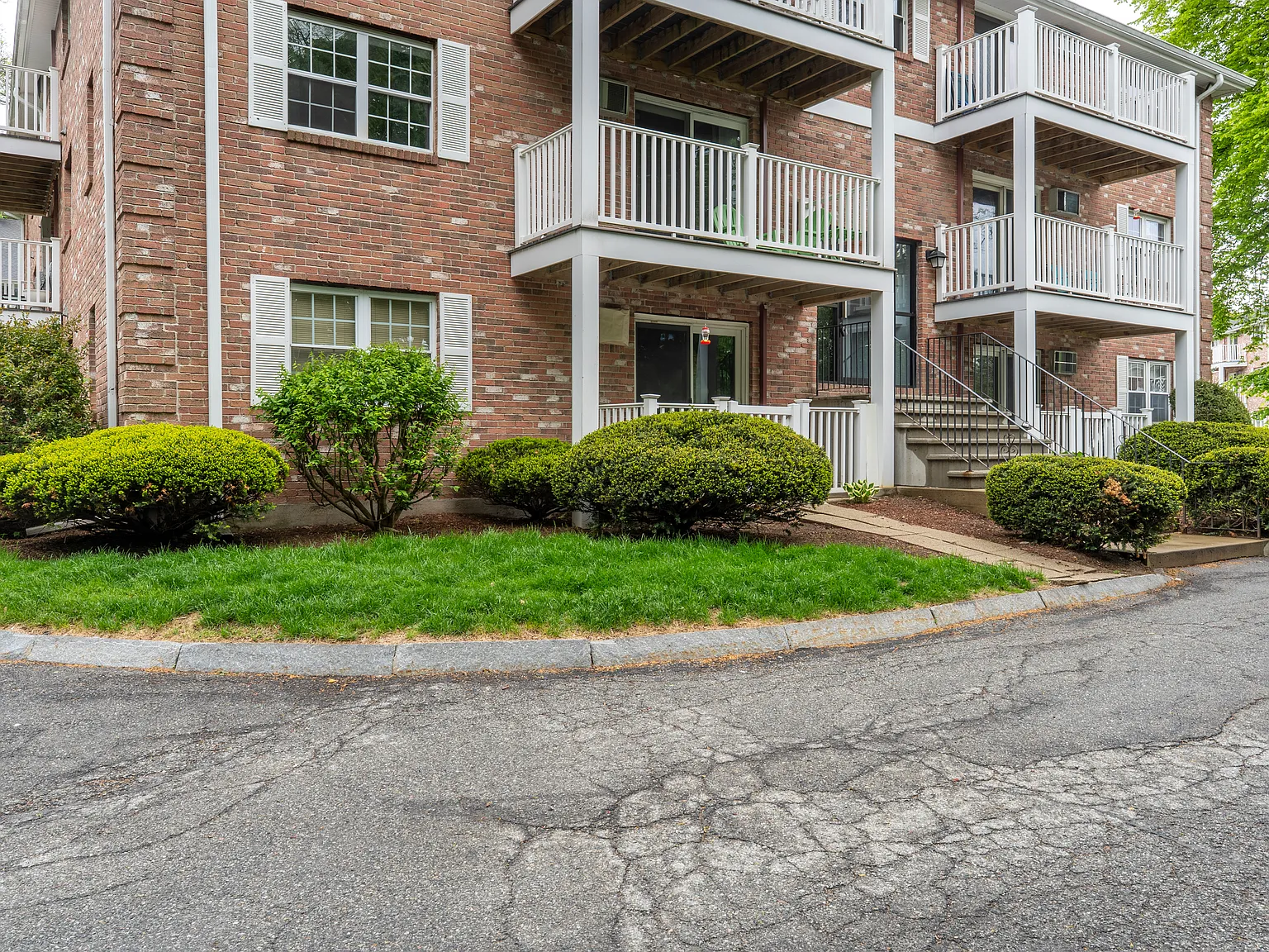 2 bed, 750 sqft, $2,400 — Photo 2