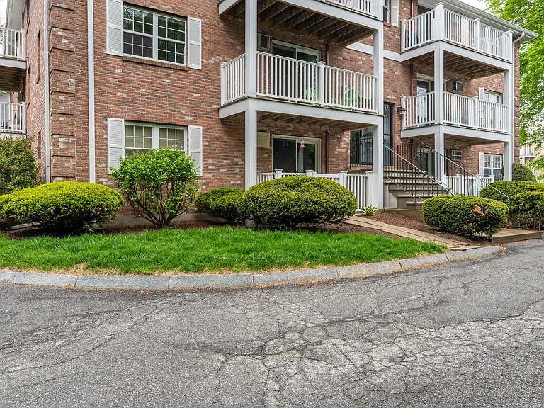 7 Karen Cir #2A — Photo 2