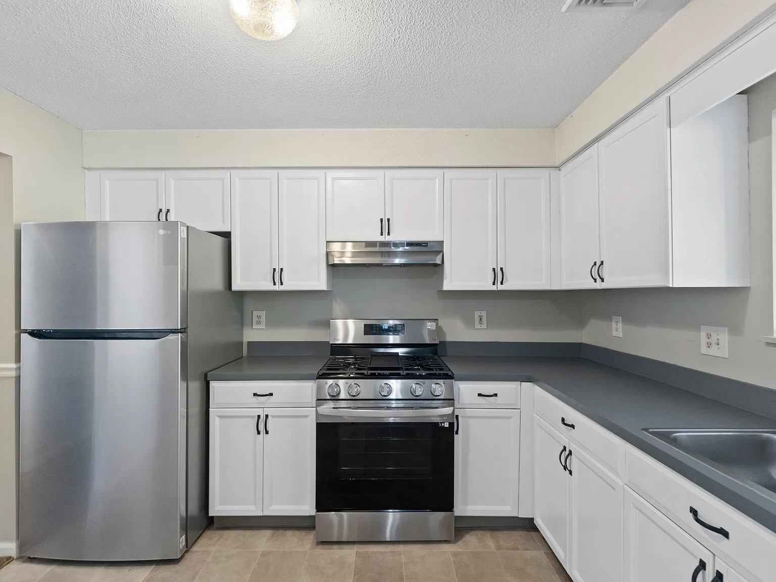 140 Thompson St — Photo 2