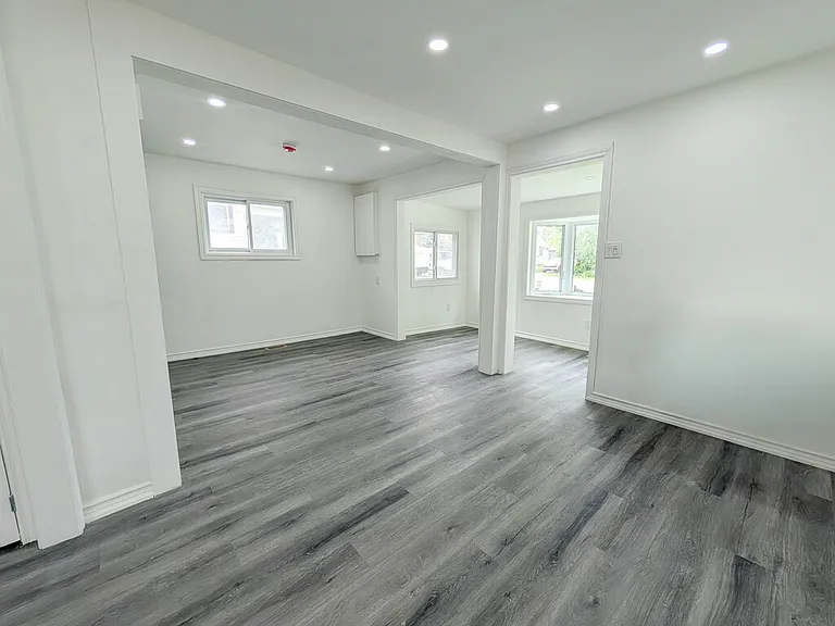 168 Borden Ave — Photo 2