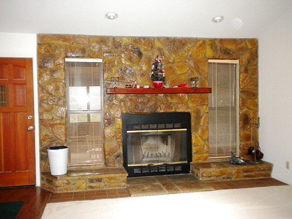 3rd image of 1096 Highlands Cres
