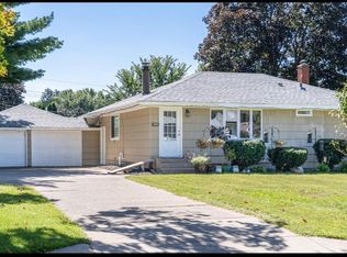 224 Maple Ln, Roseville, MN 55113