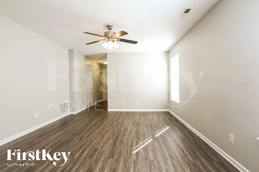 4 bed, 2.0 bath, 1376 sqft, $1,965 — Photo 2