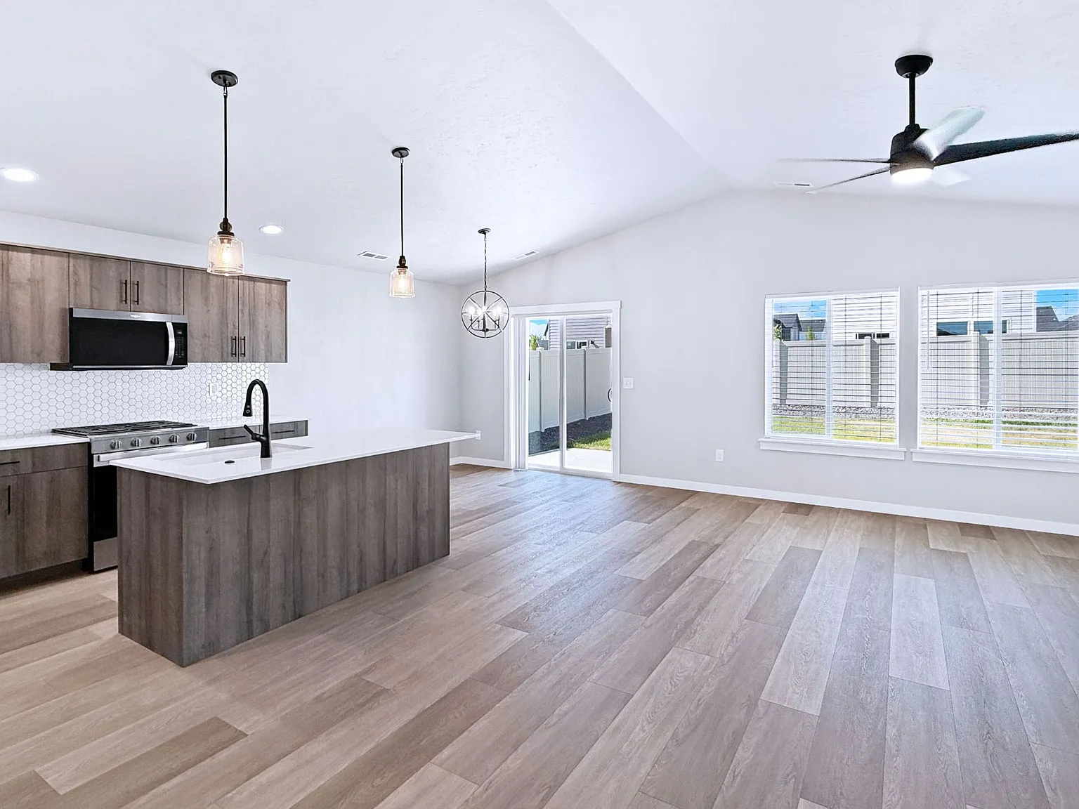 3 bed, 1694 sqft, $2,500 — Photo 2