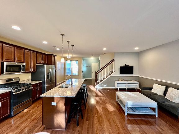4th image of 28 Lyndsey Ln