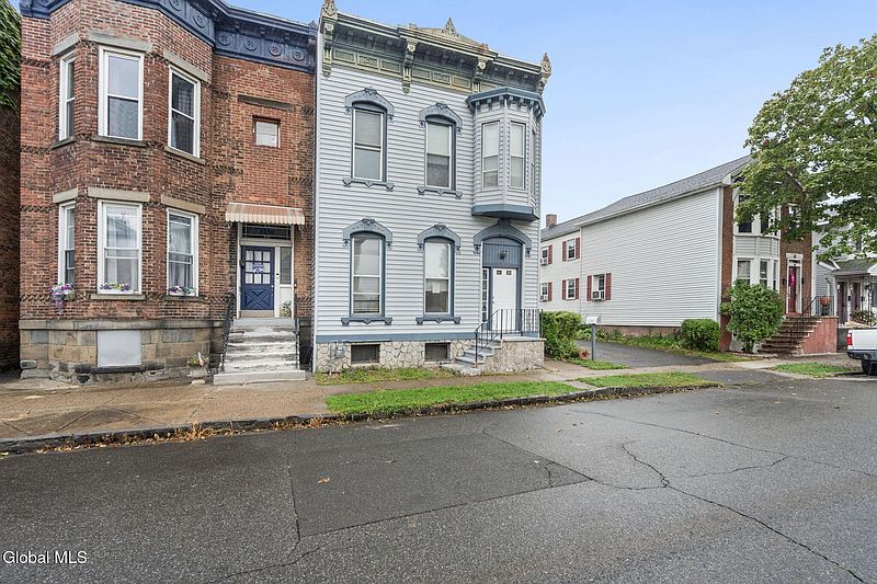 2nd image of 2128 3rd Avenue