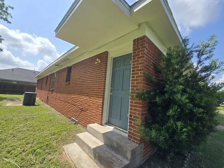 1824 Magnolia St — Photo 15