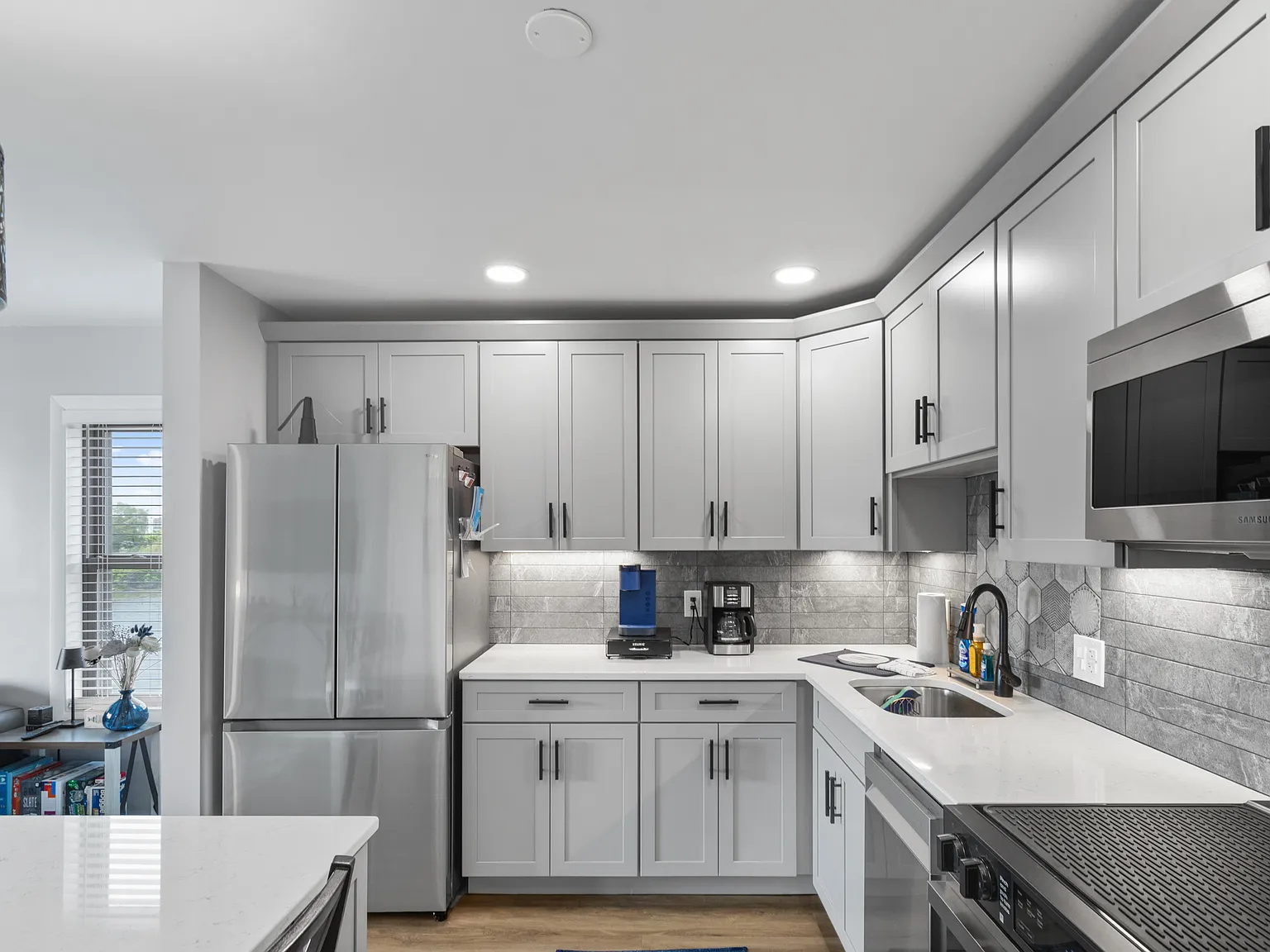 2 bed, 782 sqft, $2,400 — Photo 2