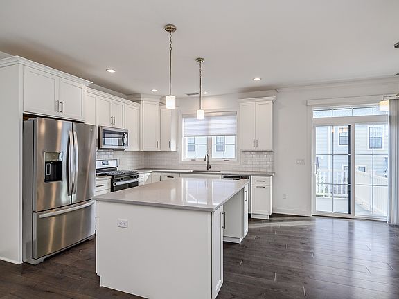 4th image of 8 Brentwood Cir
