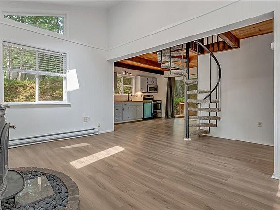 3rd image of 5015 Woodbridge Dr E