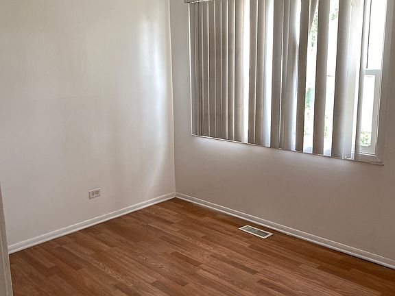 3rd image of 1828 Jamestown Cir